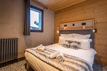 Chalet Altitude - slaapkamer met raam en 2-persoonsbed
